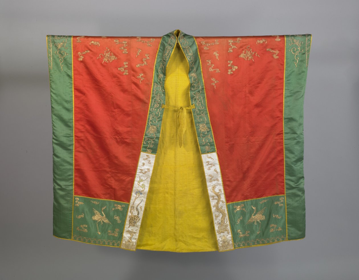Paramento o "veste della discesa" per un sacerdote taoista di primo grado, fine XIX secolo (seta ricamata con fili di seta e metallici) da Qing Dynasty Chinese School