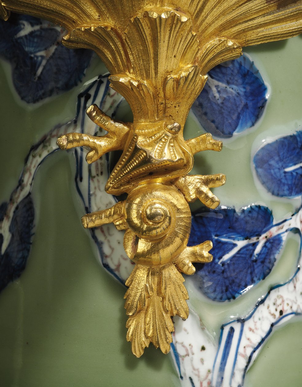 Una delle coppie di brocche Luigi XV, porcellana 1662-1722, montature c.1745-49 da Qing Dynasty   Kangxi Period Chinese
