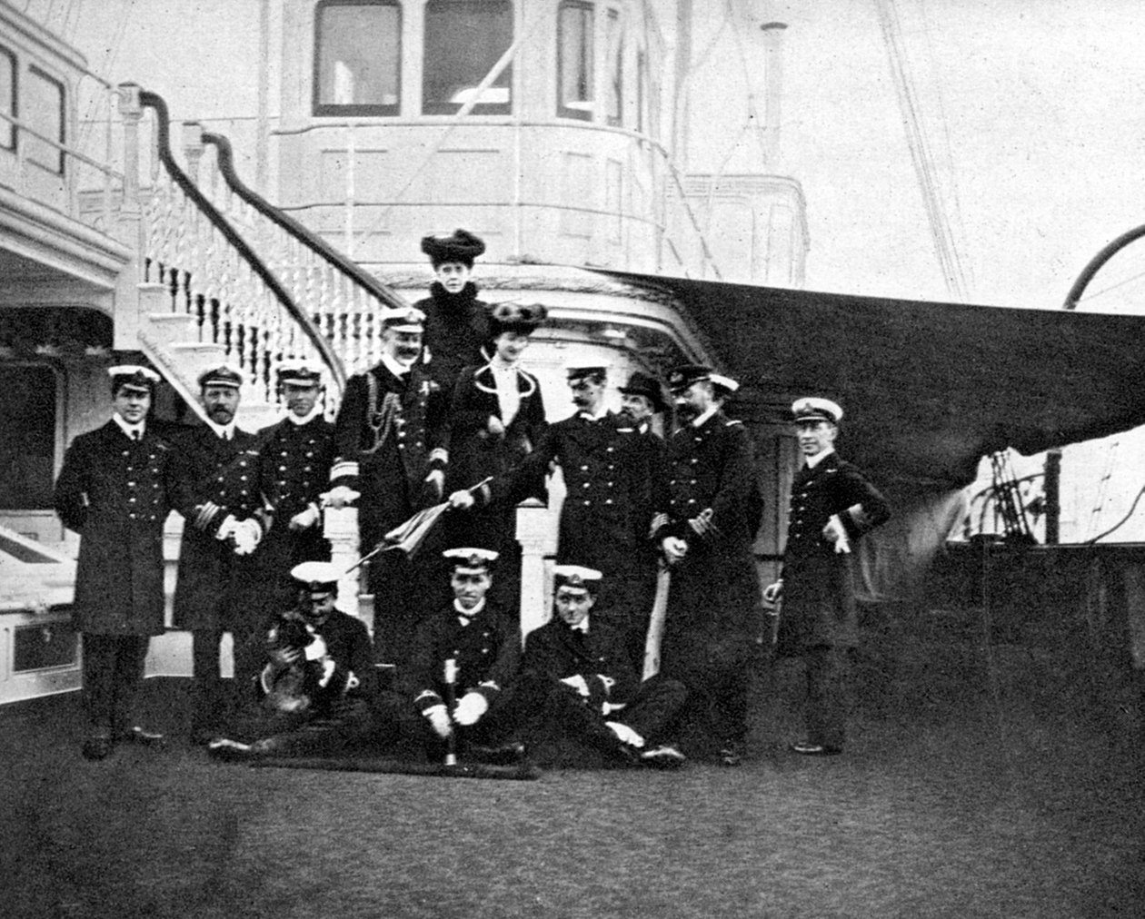 Ritratto di gruppo a bordo dello yacht reale Victoria e Albert, Copenaghen, 1908 da Queen Alexandra
