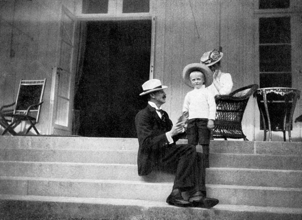 Re Haakon VII di Norvegia, suo figlio Olav e la Principessa Vittoria a Bygdøy, Norvegia da Queen Alexandra