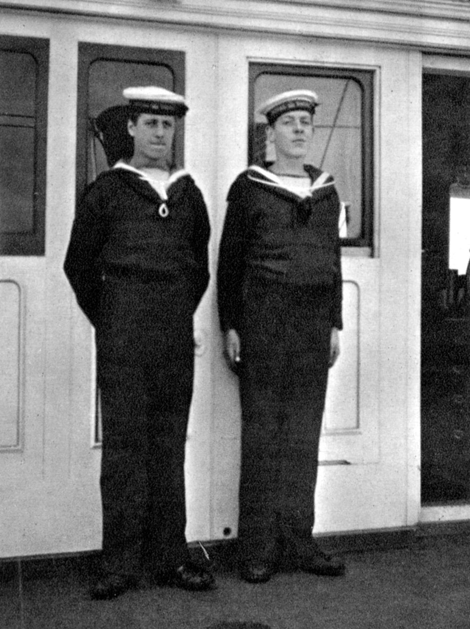 Due ragazzi di bordo sullo yacht reale Victoria e Albert III da Queen Alexandra