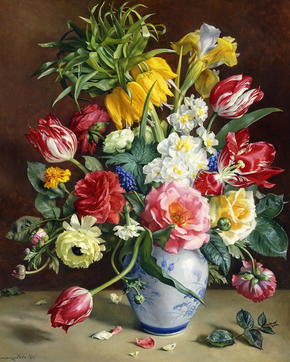 Tulipani, rose, narcisi e altri fiori in un vaso blu e bianco da R. Klausner