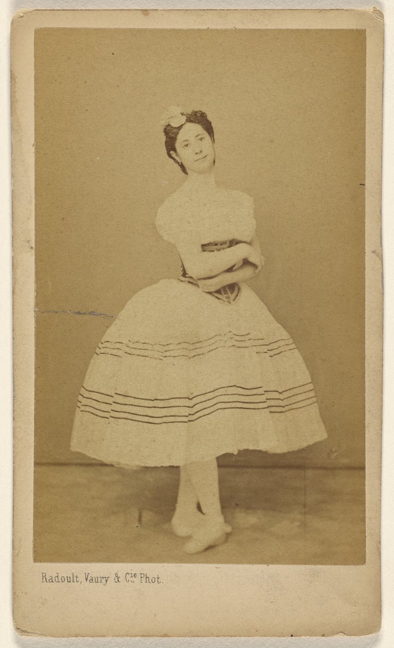 [Ballerina non identificata, in piedi] da Radoult and Vaury and Cie.