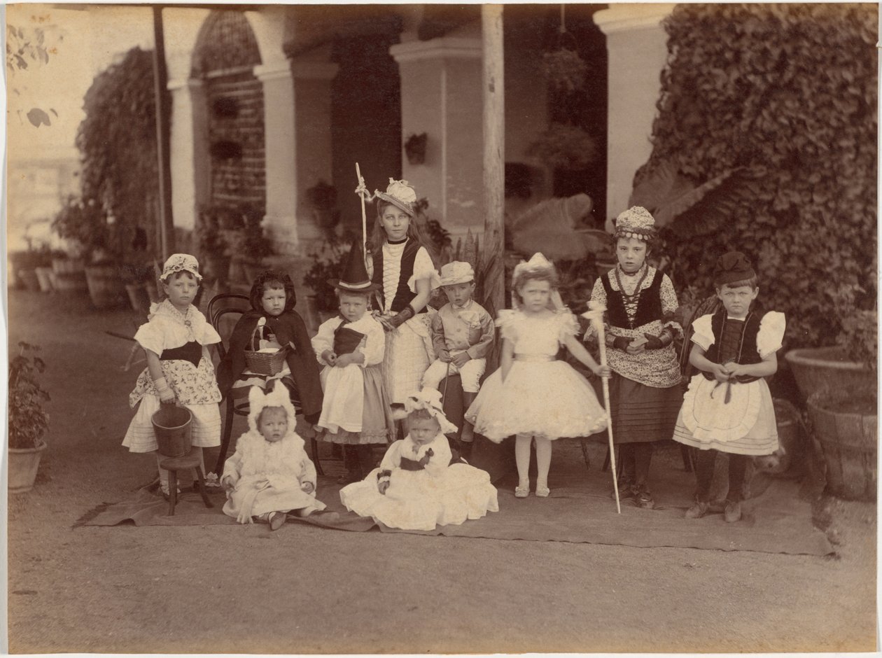 Gruppo di bambini in costume, Indore da Raja Deen Dayal