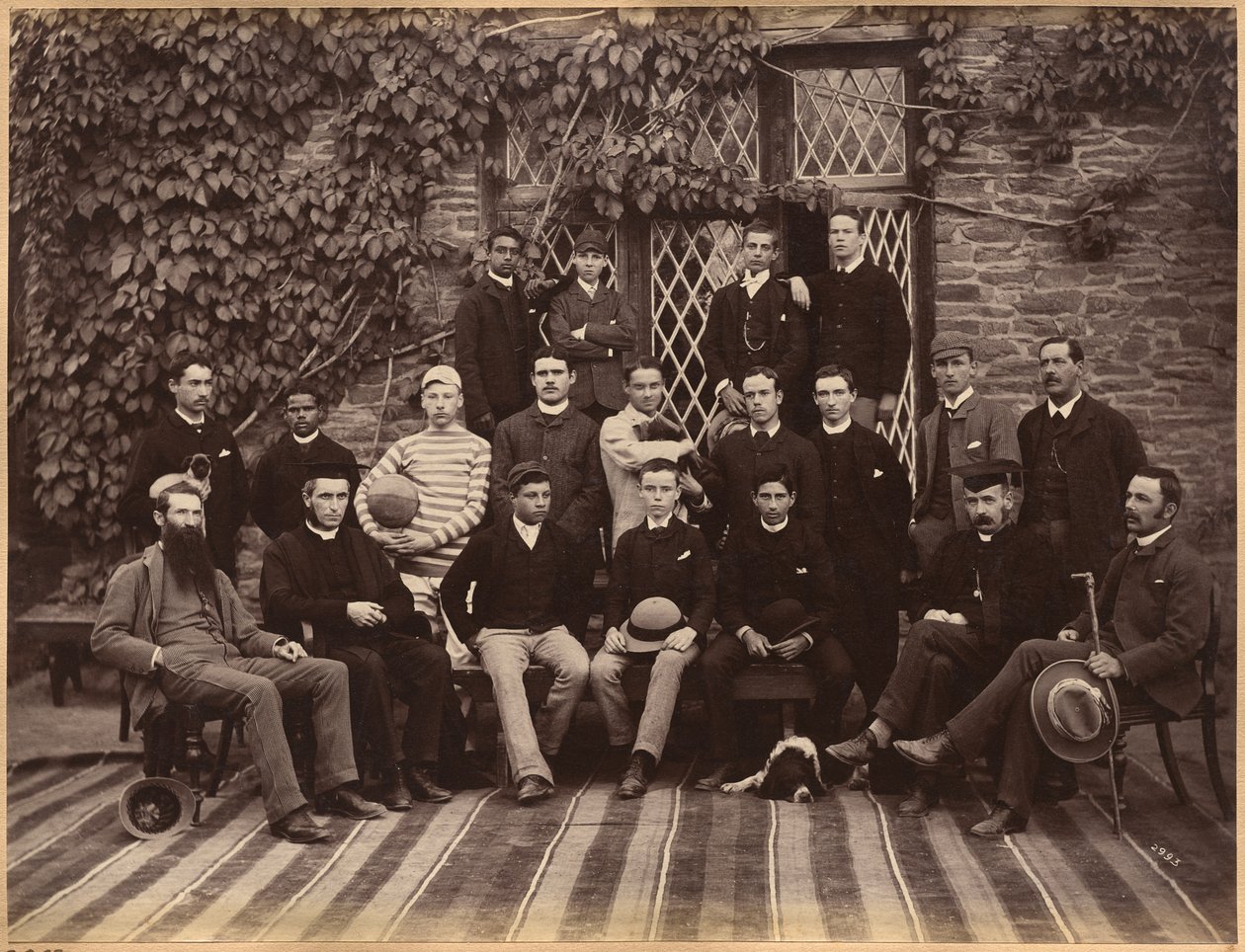 Studenti e insegnanti delle classi superiori alla Bishop Cotton School, Shimla (verso) da Raja Deen Dayal