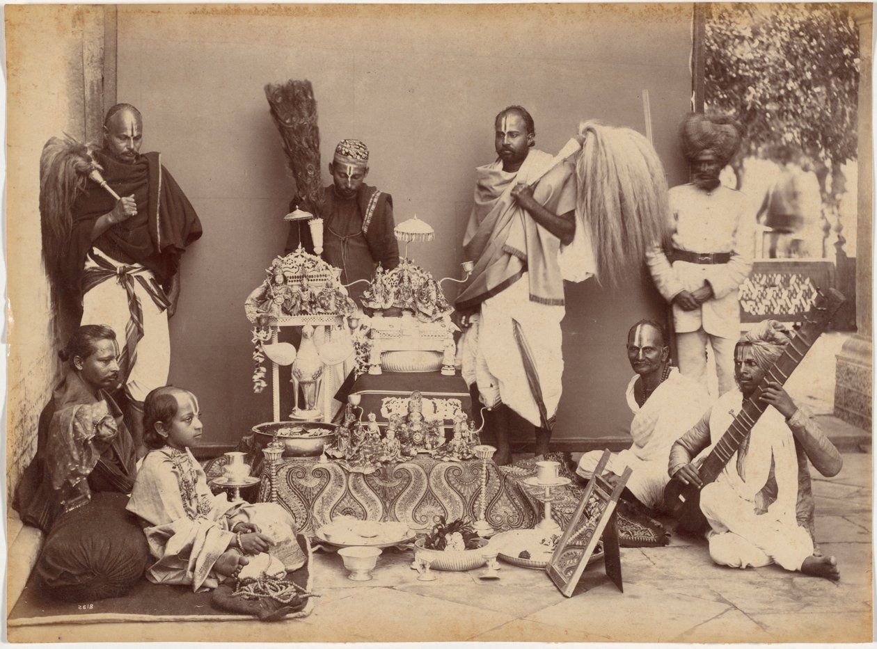 Il maharaja di Rewa in preghiera da Raja Deen Dayal
