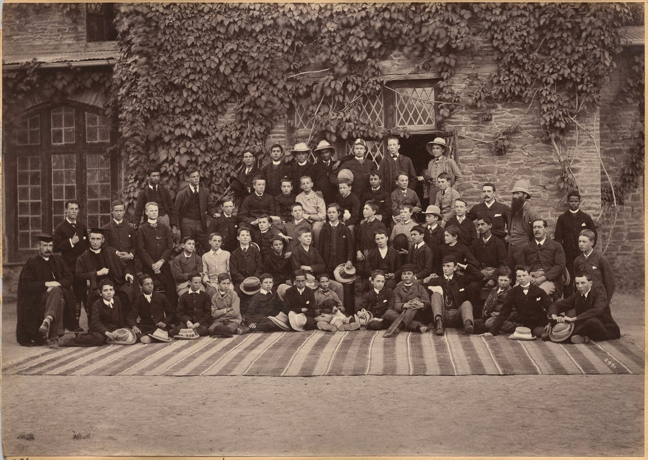 Studenti e personale della scuola media, Bishop Cotton School, Shimla (verso) da Raja Deen Dayal