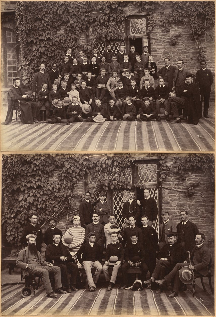 Classe primaria della Bishop Cotton School, Shimla (recto); studenti e insegnanti delle classi superiori della Bishop Cotton School, Shimla (verso) da Raja Deen Dayal