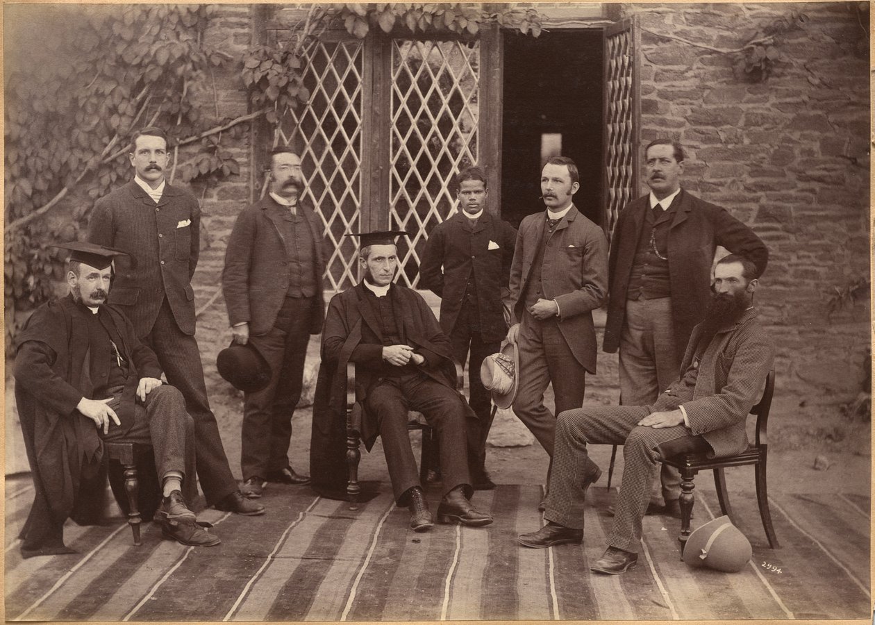 Preside e insegnanti della Bishop Cotton School, Shimla (recto) da Raja Deen Dayal