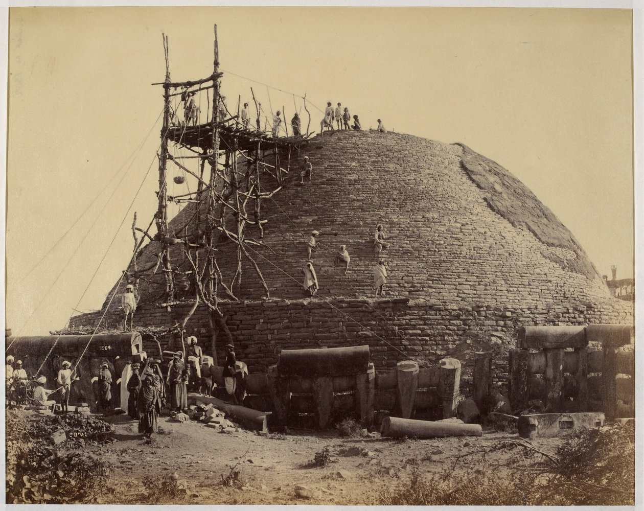 Stupa di Sanchi da sud-ovest durante le riparazioni da Raja Deen Dayal