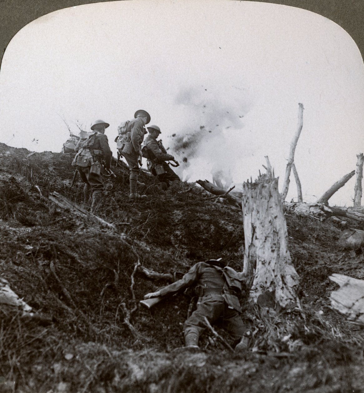Avanzata attraverso la Terra di Nessuno per assaltare le linee tedesche, Prima Guerra Mondiale, 1914-1918 da Realistic Travels Publishers