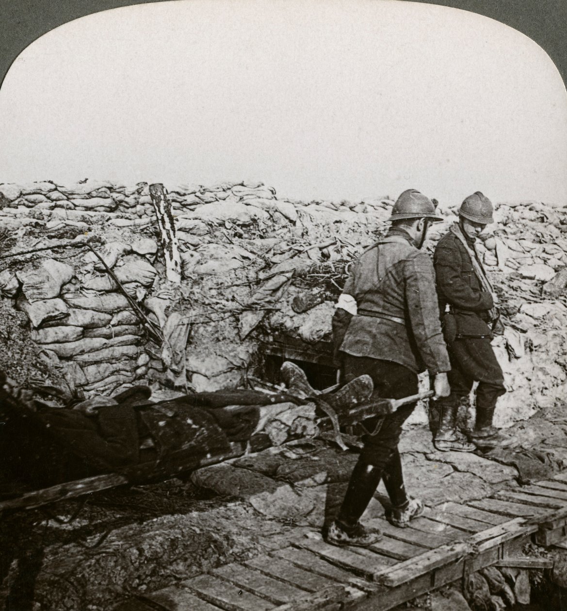 Barellieri belgi che trasportano feriti in una trincea, Dixmude, Belgio, Prima Guerra Mondiale, 1914-1918 da Realistic Travels Publishers