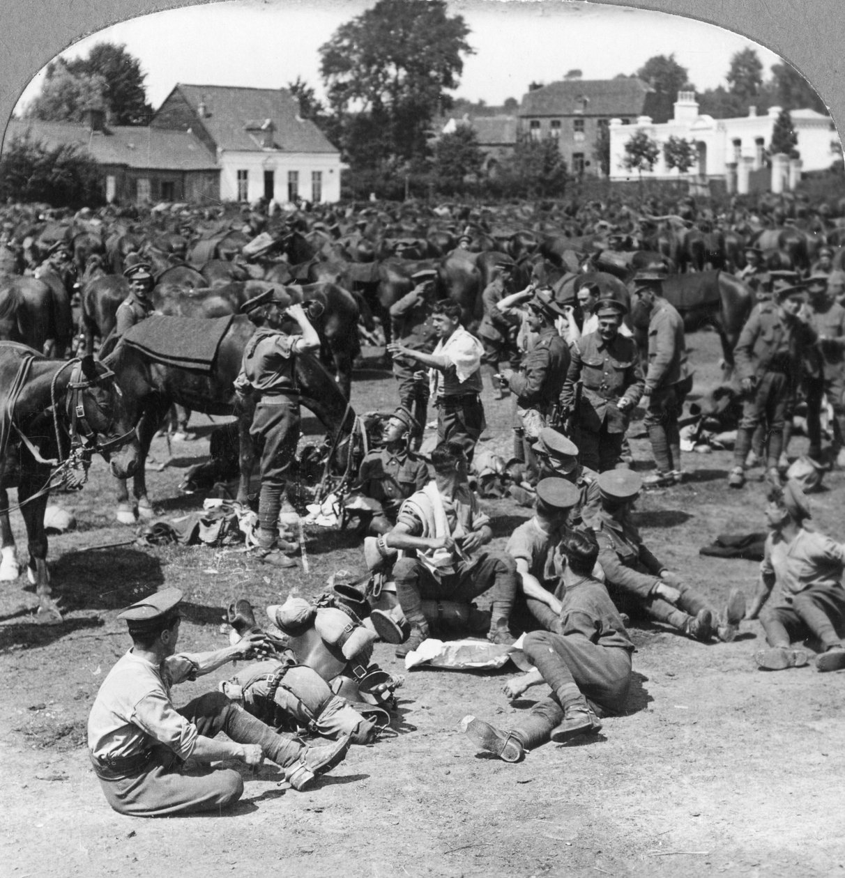 Truppe di cavalleria britannica a riposo in un villaggio francese, Prima Guerra Mondiale, c1914-c1918 da Realistic Travels Publishers