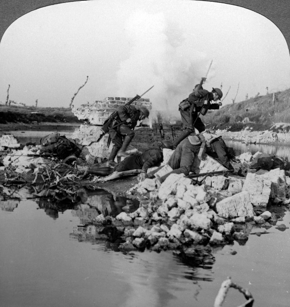 Soldati britannici in azione al Canale di Crozat, Francia, Prima Guerra Mondiale da Realistic Travels Publishers
