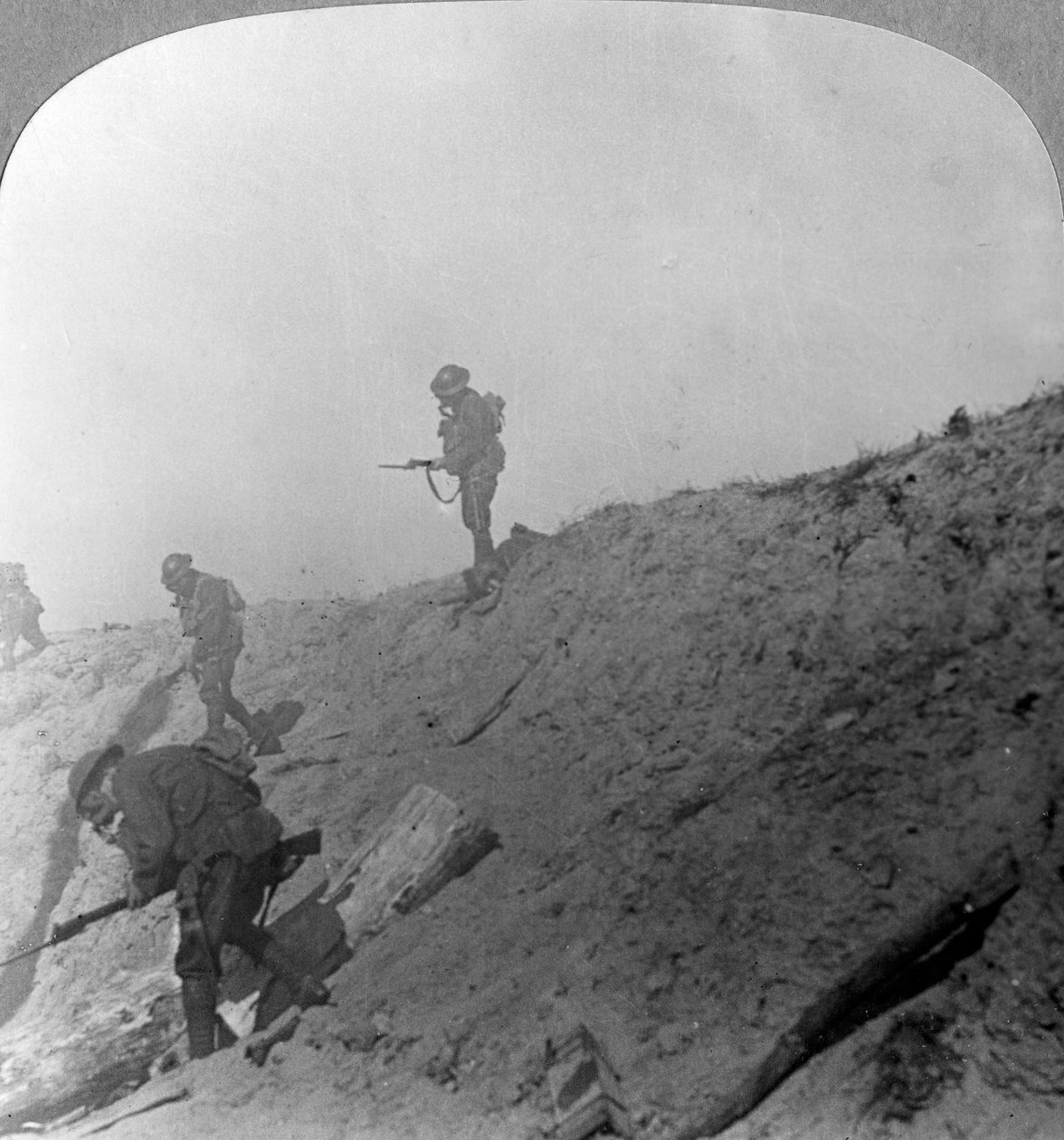 Truppe britanniche avanzano attraverso il gas, Passchendaele, Ypres, Belgio, Prima Guerra Mondiale da Realistic Travels Publishers