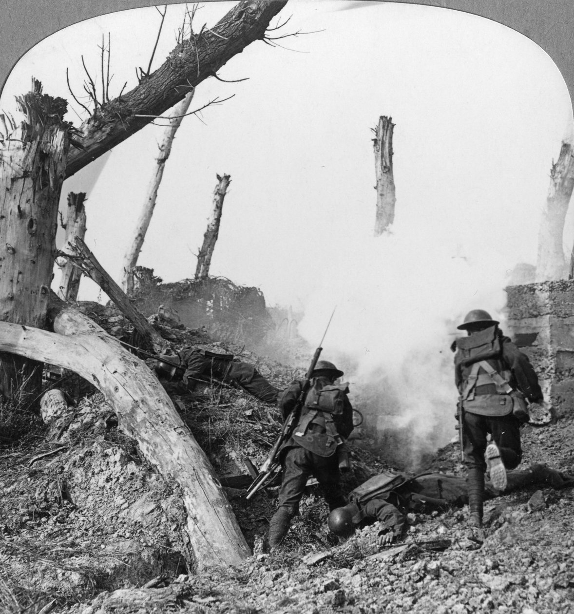Truppe britanniche che attaccano tedeschi isolati in un villaggio catturato, Prima Guerra Mondiale da Realistic Travels Publishers