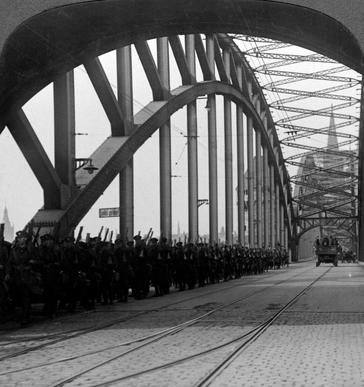 Truppe britanniche che attraversano il ponte sul Reno, Colonia, Germania, 1918-1926 da Realistic Travels Publishers