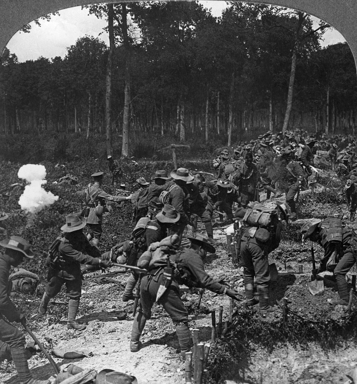 Trincee catturate rafforzate per resistere al contrattacco, Prima Guerra Mondiale, 1914-1918 da Realistic Travels Publishers