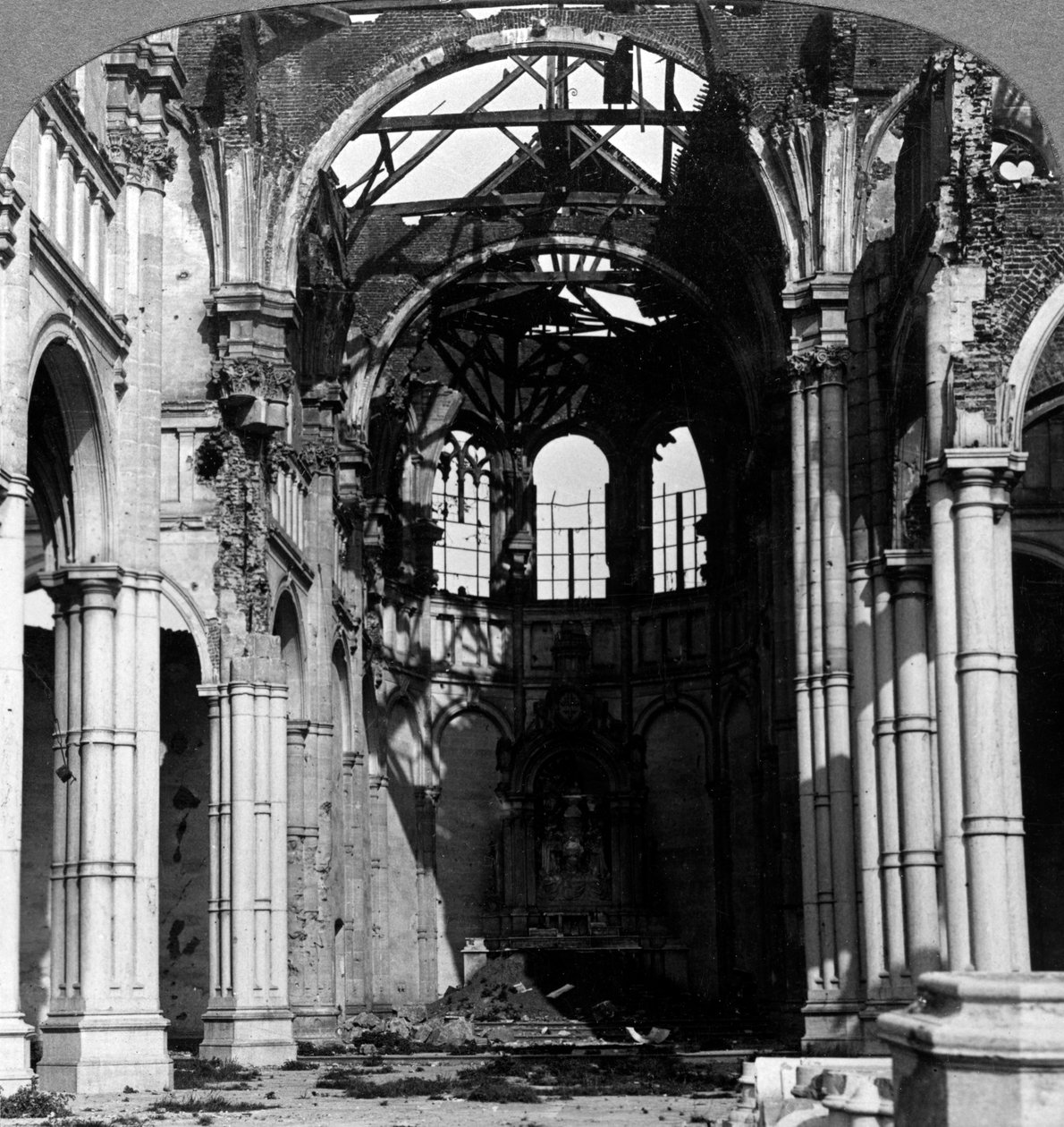 Danni alla Chiesa di Notre Dame, Armentieres, Francia, Prima Guerra Mondiale da Realistic Travels Publishers