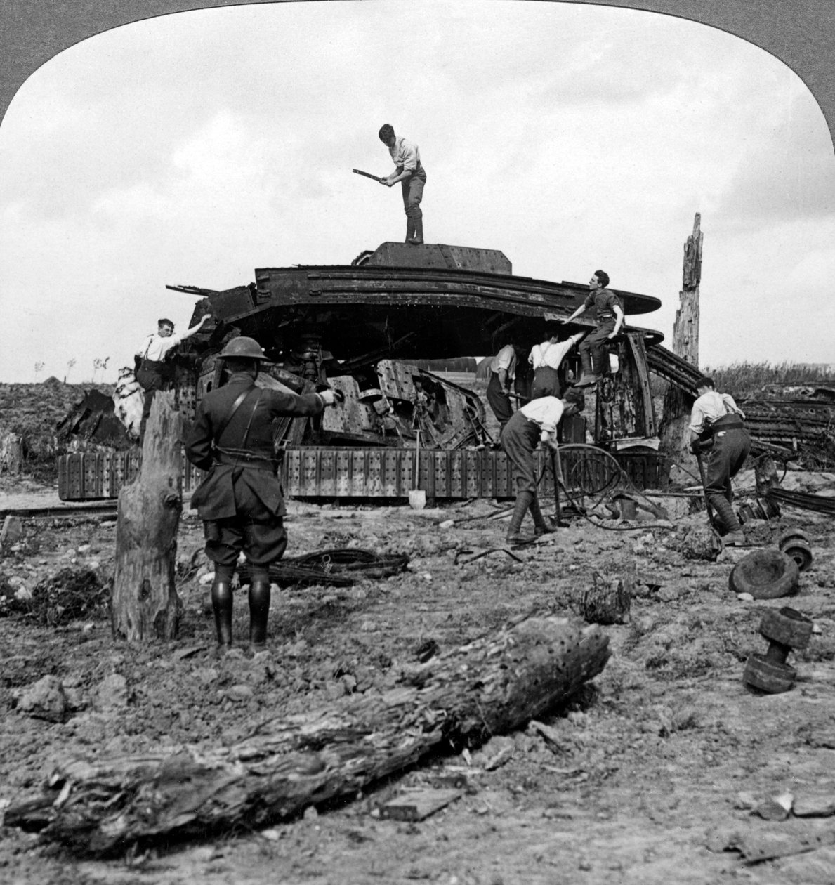 Ingegneri che rimuovono un carro armato distrutto da una strada, Prima Guerra Mondiale, 1917-1918 da Realistic Travels Publishers