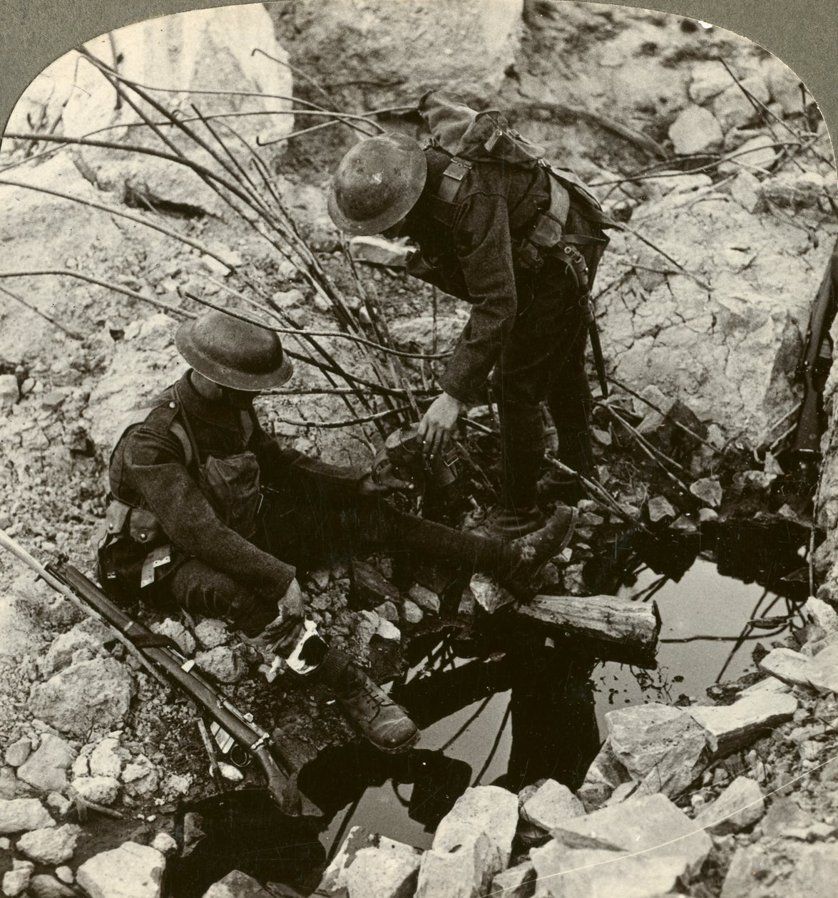 Dare acqua a un compagno ferito, Hooge, Ypres, Belgio, Prima Guerra Mondiale, 1914-1918 da Realistic Travels Publishers