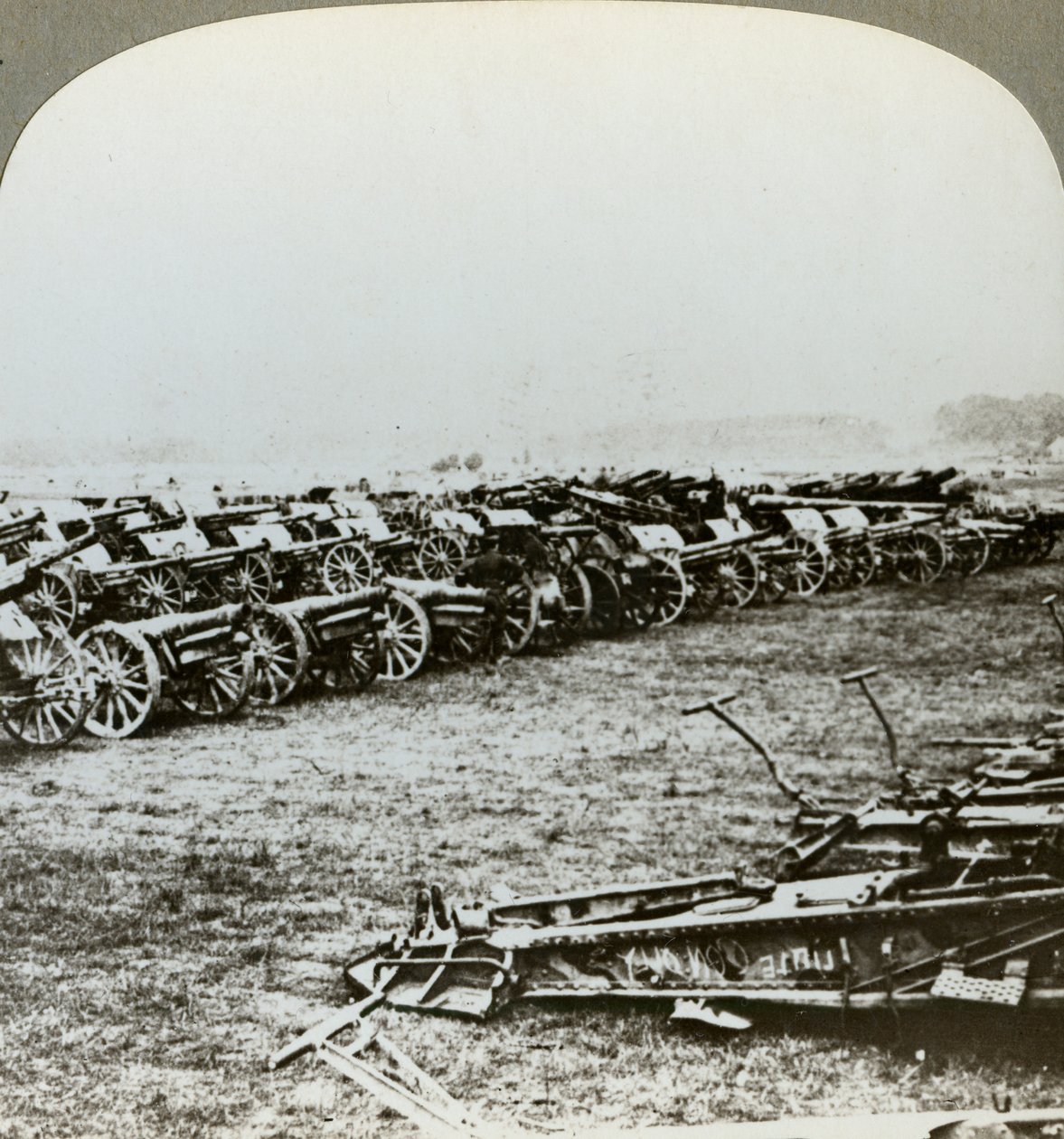 Centinaia di cannoni tedeschi catturati a Couralette, Francia, Battaglia della Somme, Prima Guerra Mondiale, 1916 da Realistic Travels Publishers