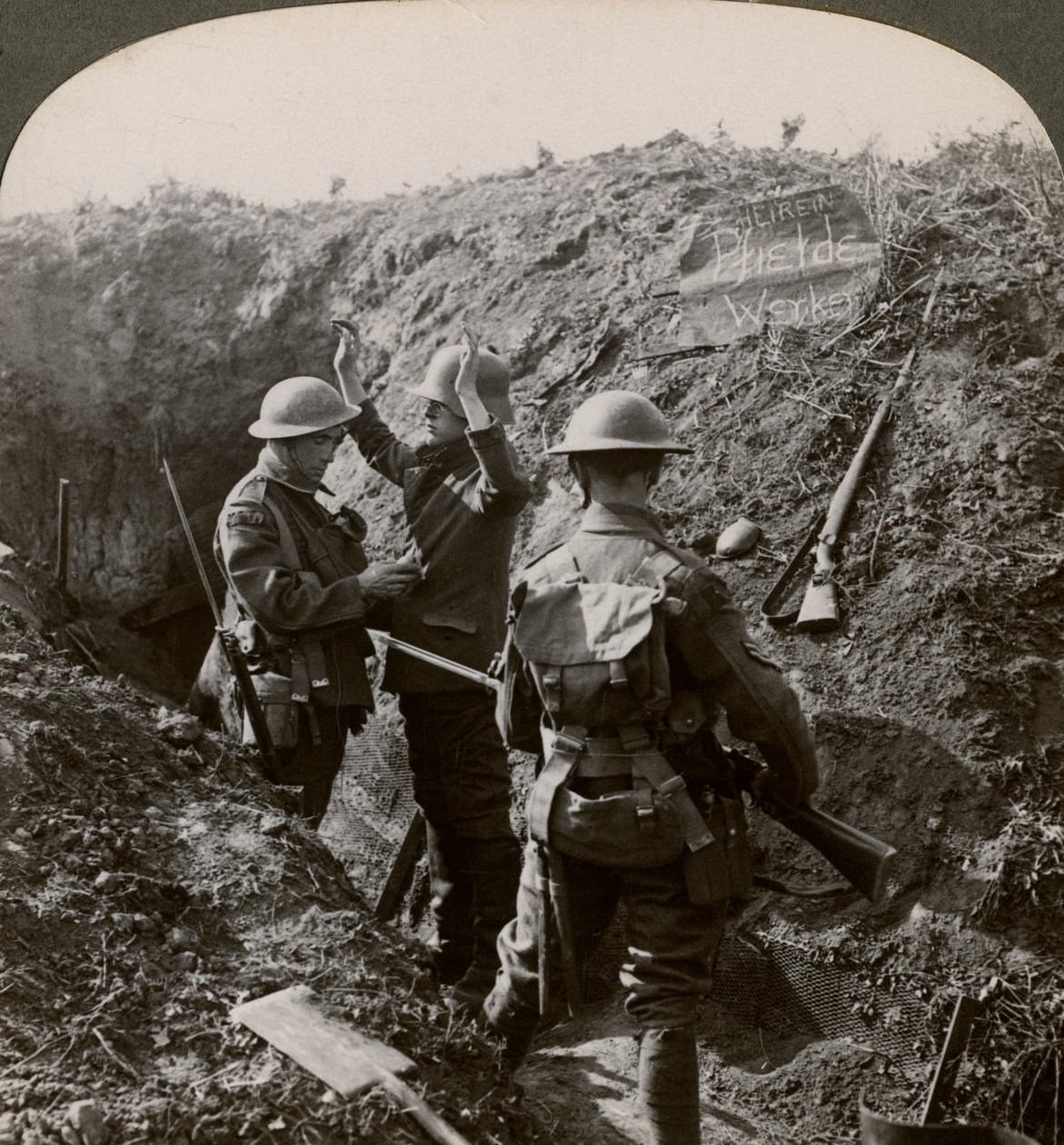 Interrogatorio di un prigioniero tedesco per ottenere informazioni, Prima Guerra Mondiale, 1914-1918 da Realistic Travels Publishers