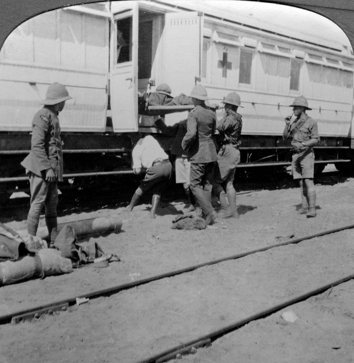 Caricamento di soldati feriti su un treno ospedale, Africa orientale, Prima Guerra Mondiale, 1914-1918 da Realistic Travels Publishers