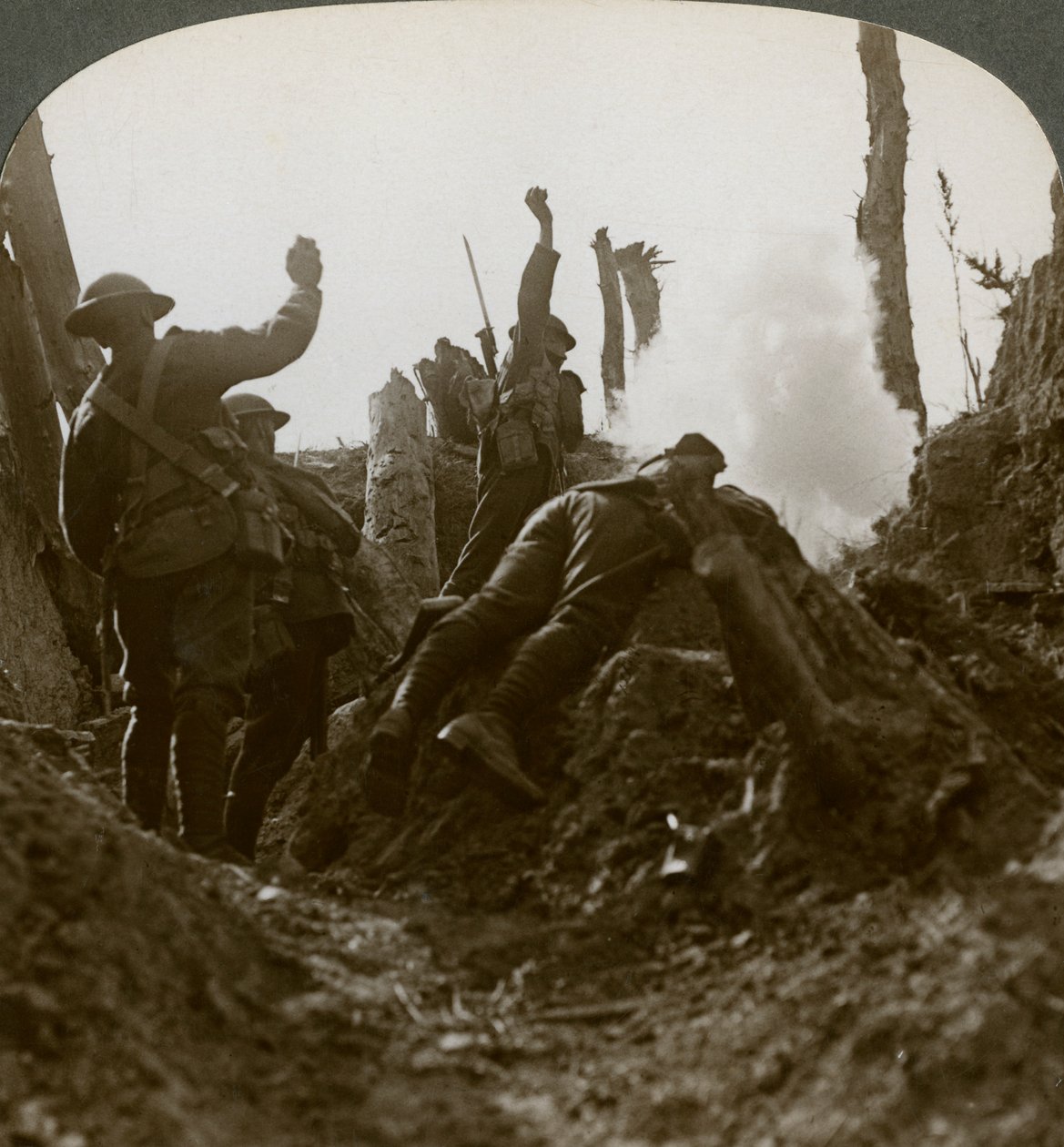 Truppe del Nord che bombardano una postazione di mitragliatrici tedesche, Polygon Wood, XX secolo da Realistic Travels Publishers