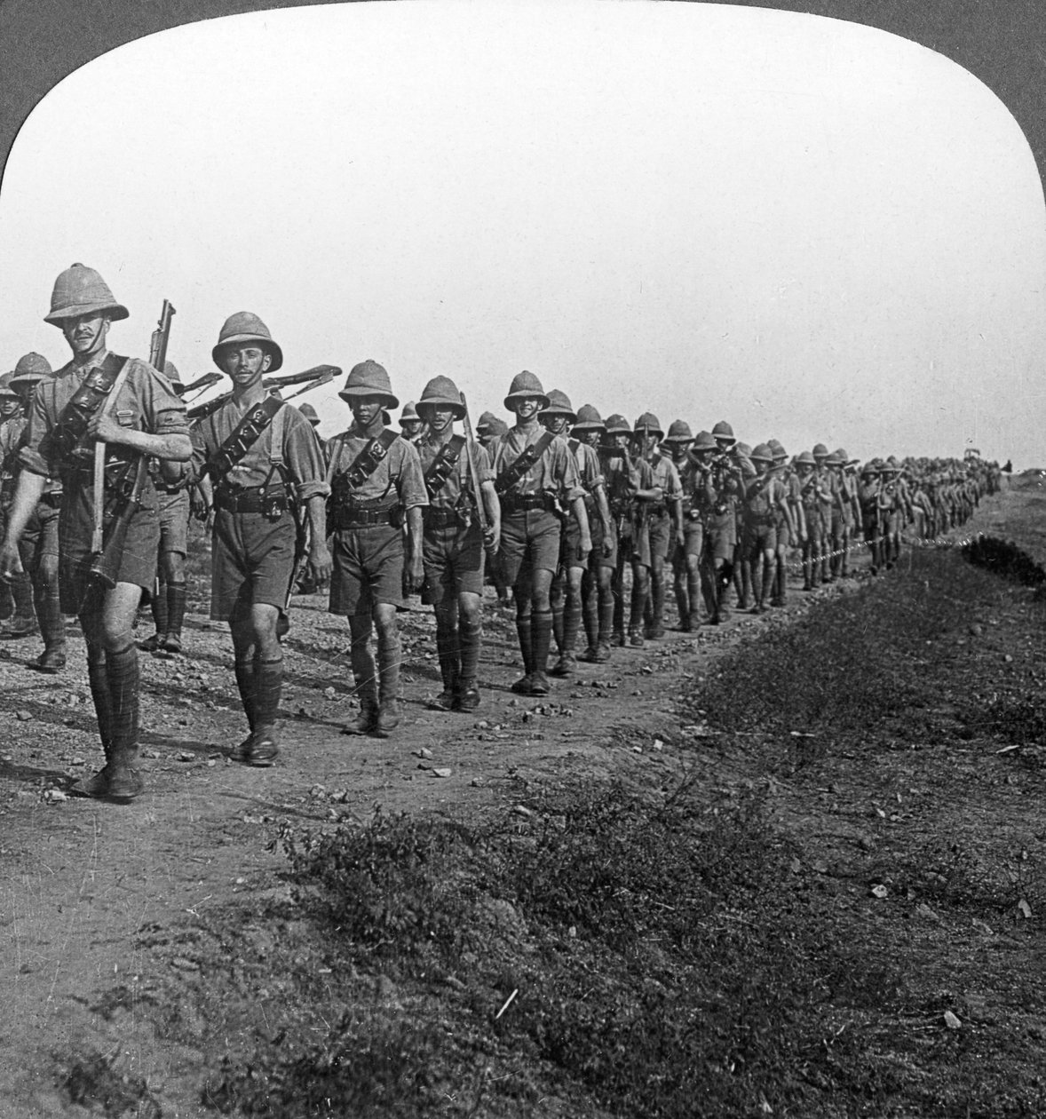 Sulla lunga marcia attraverso il caldo torrido verso Baghdad, Prima Guerra Mondiale, c1914-c1917 da Realistic Travels Publishers