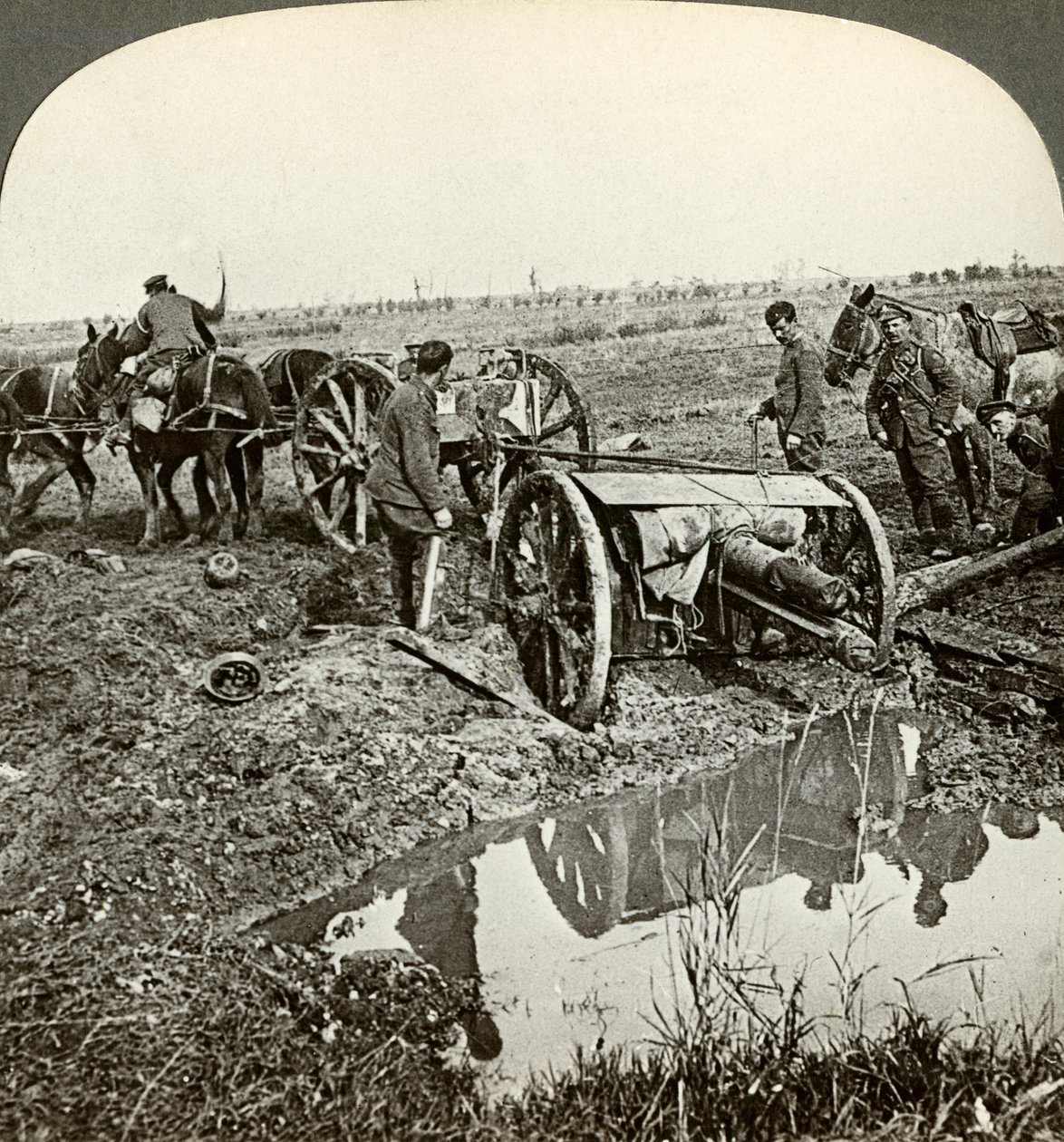 Rimozione di un cannone da campo da una posizione allagata, Prima Guerra Mondiale, 1914-1918 da Realistic Travels Publishers