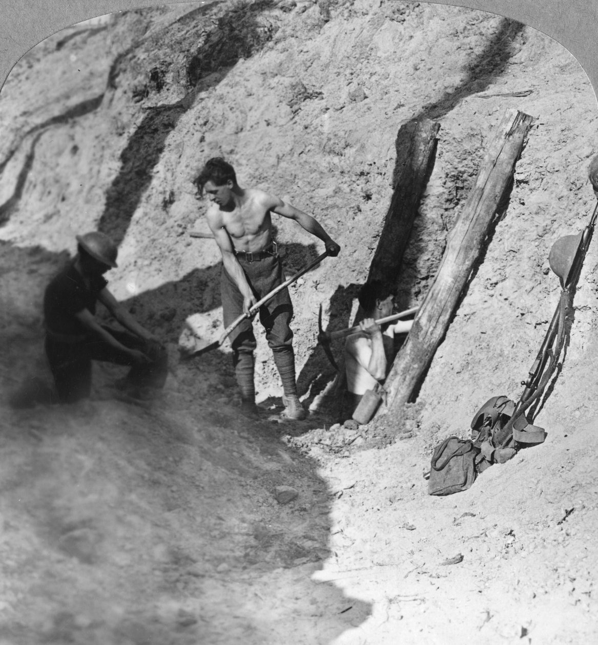 Zappatori e minatori al lavoro, saliente di Ypres, Belgio, Prima Guerra Mondiale, c1915-c1917 da Realistic Travels Publishers