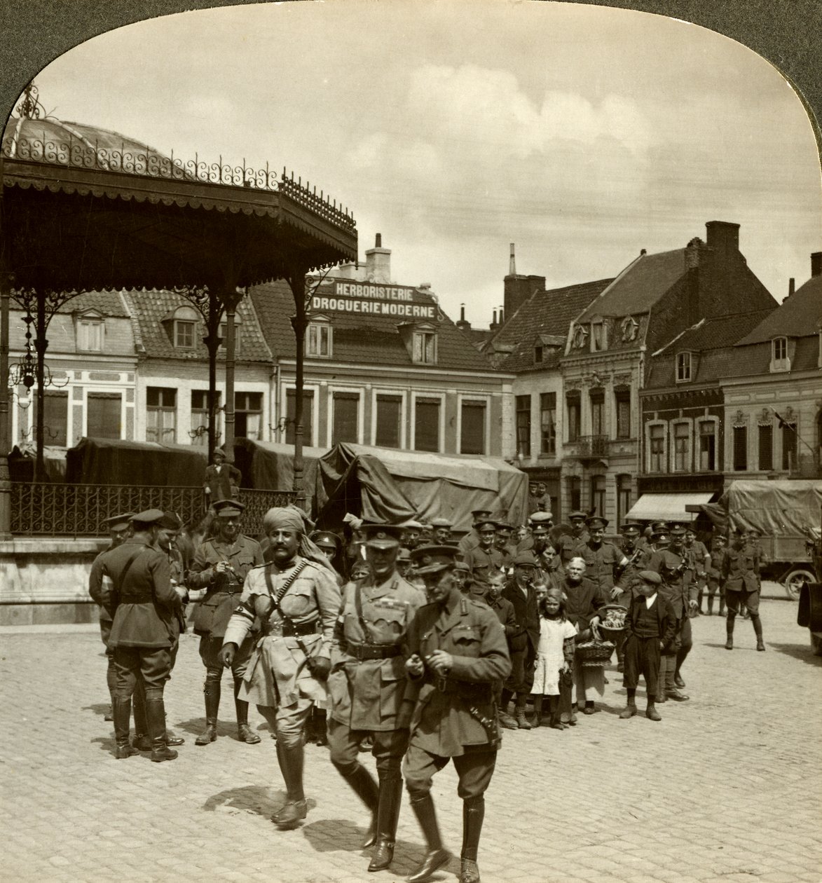 Sir James Willcocks con il generale Nanten, Piazza del Mercato, Merville, Francia, Prima Guerra Mondiale, 1914-1915 da Realistic Travels Publishers