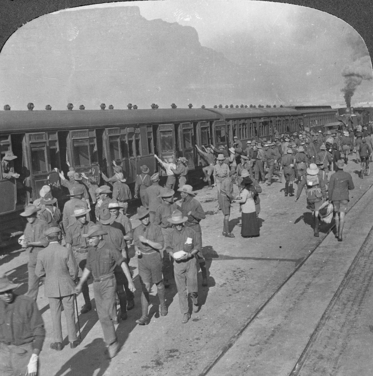 Soldati dei Wiltshire Rifles che salgono su un treno, Città del Capo, Sudafrica, Prima Guerra Mondiale, c1915 da Realistic Travels Publishers
