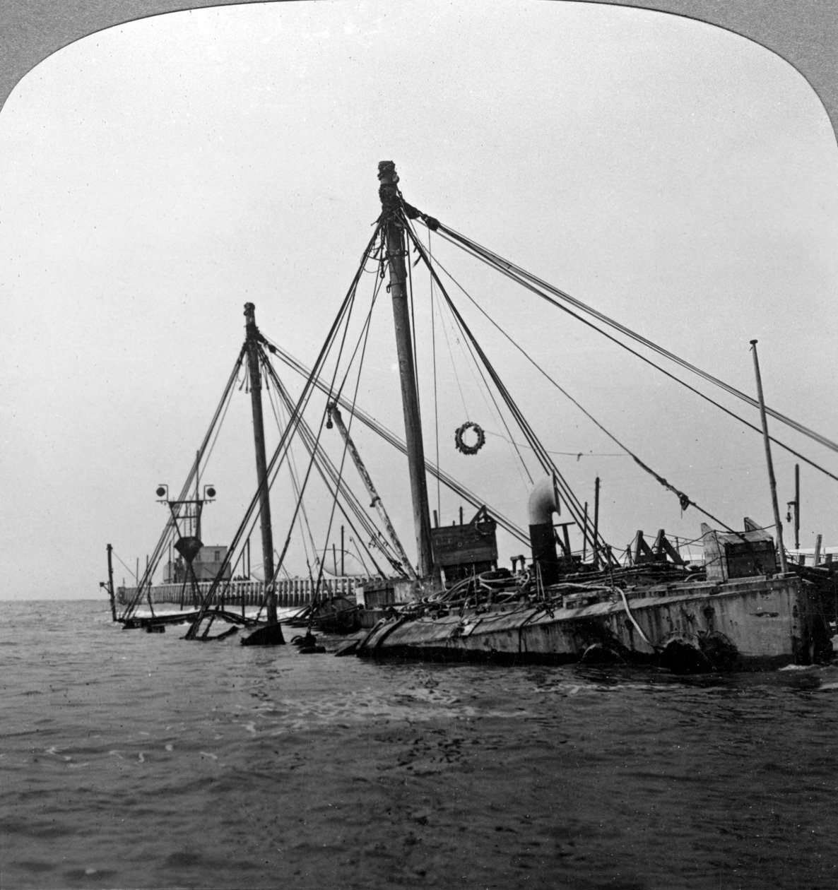 Nave da guerra affondata HMS Vindictive, Ostenda, Belgio, Prima Guerra Mondiale, 1918 da Realistic Travels Publishers