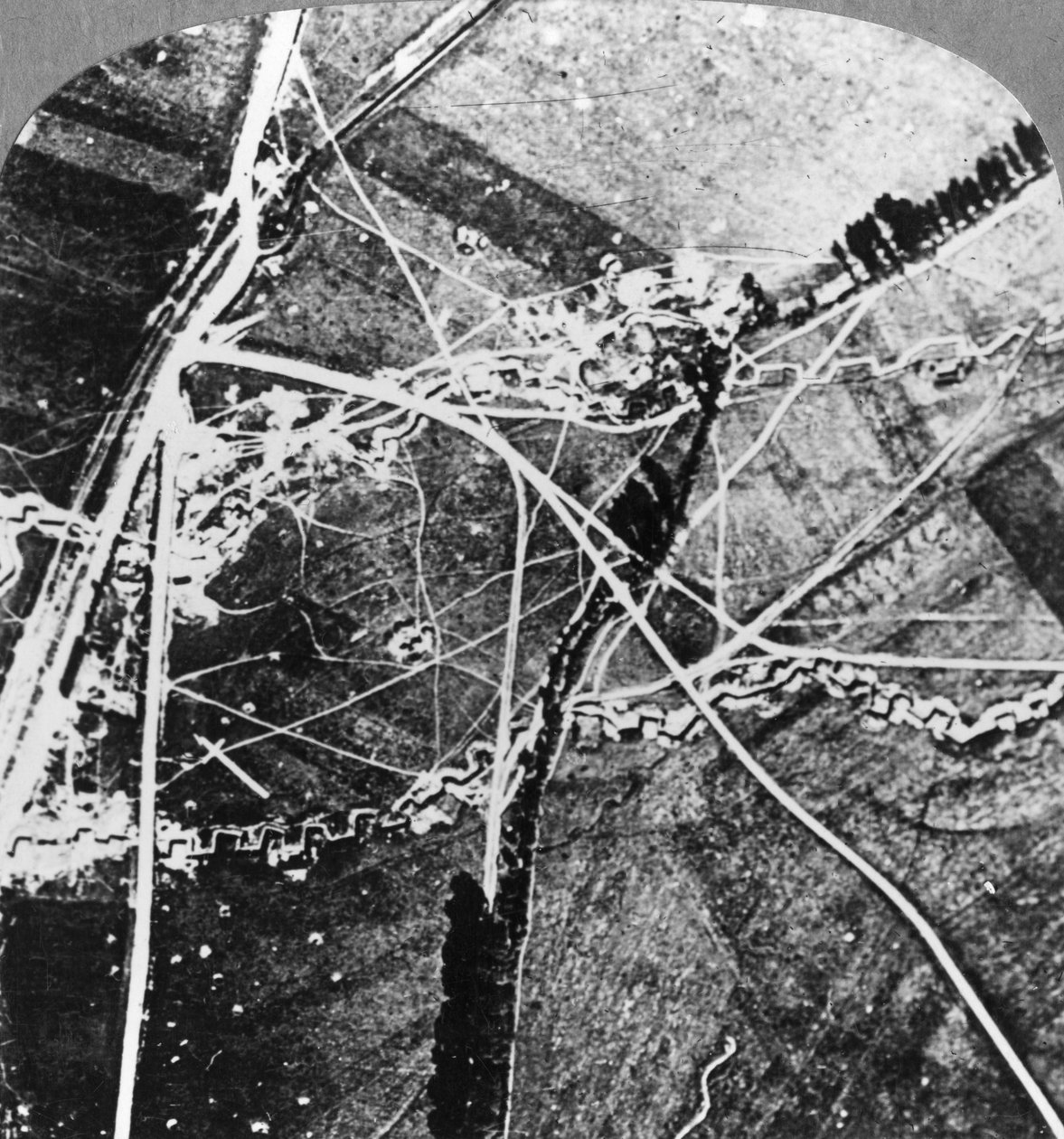 La linea Hindenburg da 8000 piedi, Francia, Prima Guerra Mondiale, c1916-c1918 da Realistic Travels Publishers