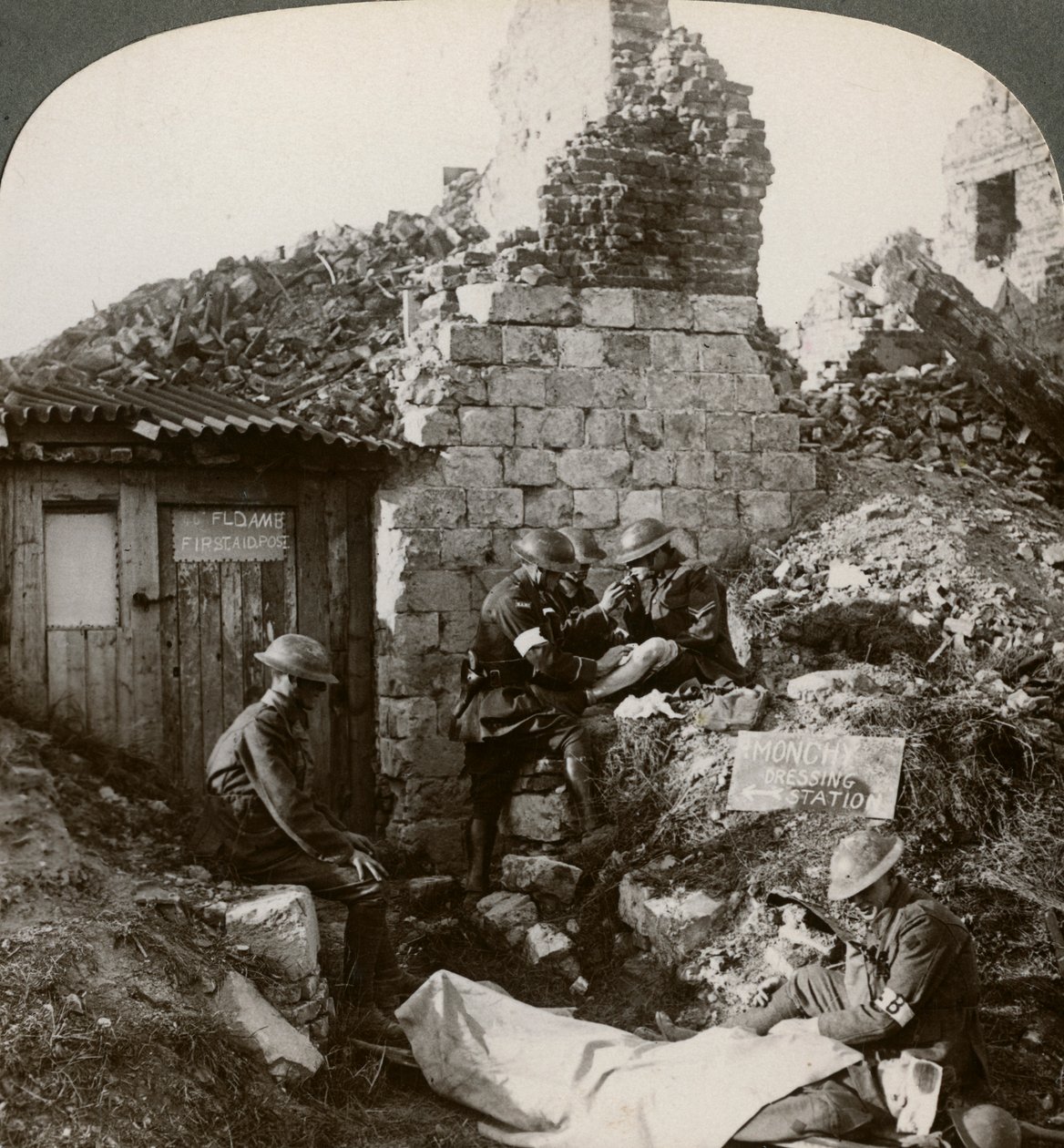 Il Royal Army Medical Corps alla stazione di medicazione di Monchy, Francia, Prima Guerra Mondiale, 1914-1918 da Realistic Travels Publishers