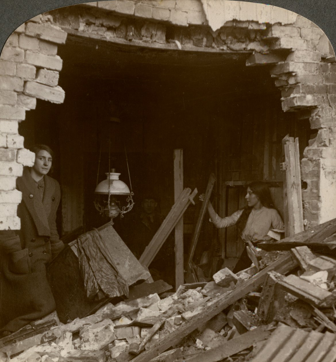 Il danno causato da una bomba di un dirigibile tedesco, Prima Guerra Mondiale da Realistic Travels Publishers