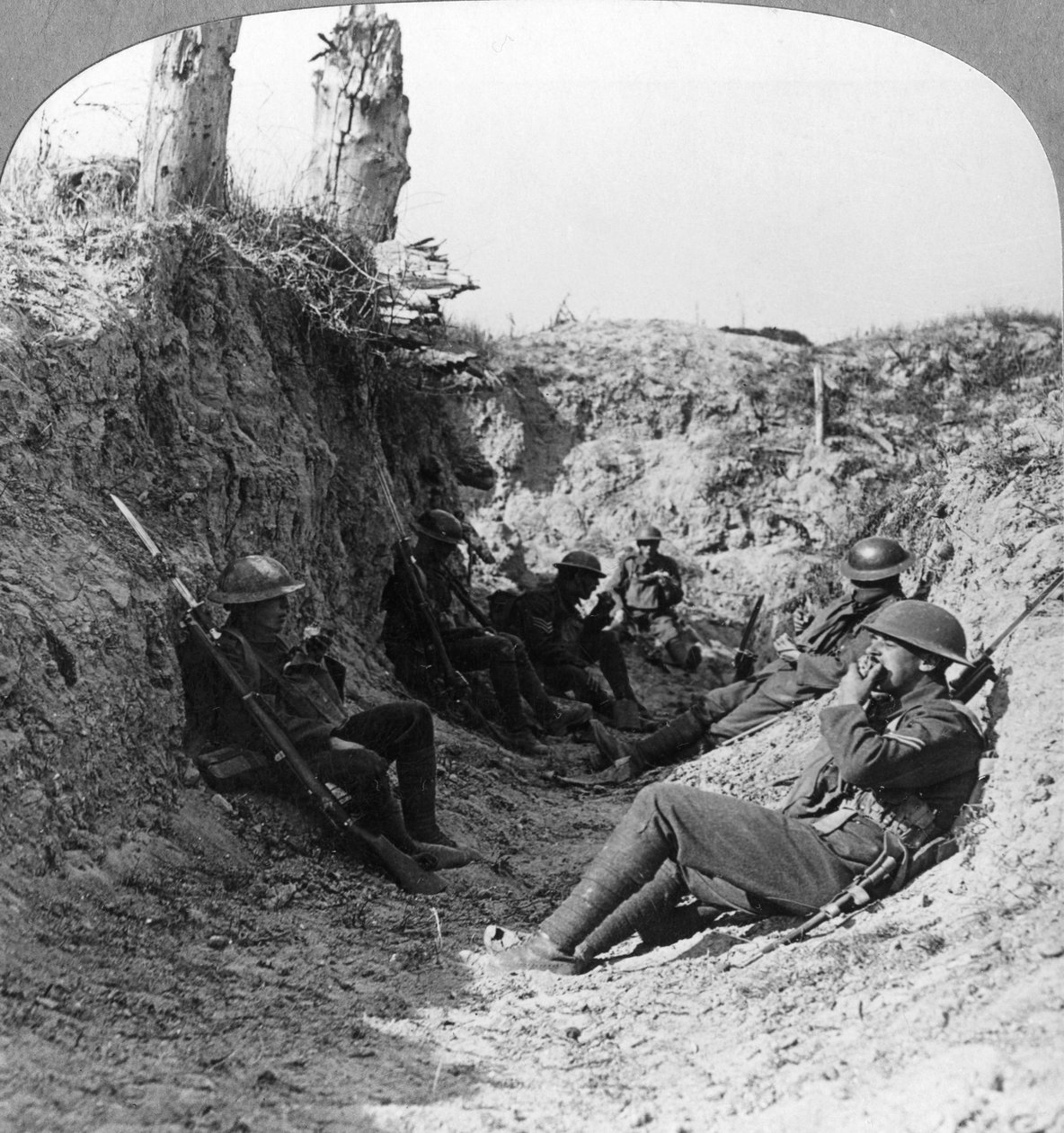 Truppe in attesa in una trincea vicino ad Arras, Francia, Prima Guerra Mondiale, c1914-c1918 da Realistic Travels Publishers