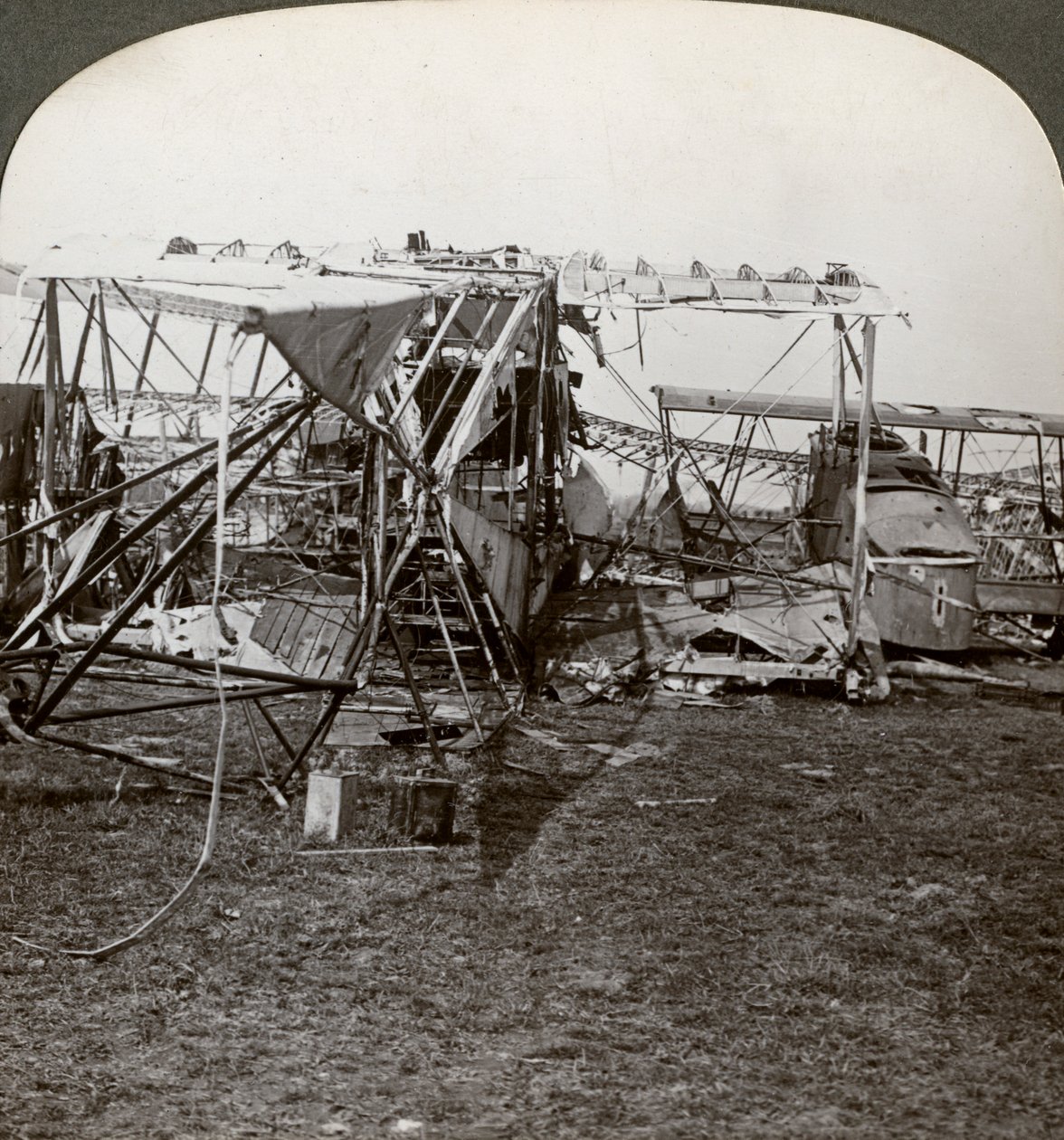 Relitto di un bombardiere tedesco che ha tentato di sfondare la difesa aerea, Prima Guerra Mondiale, 1914-1918 da Realistic Travels Publishers