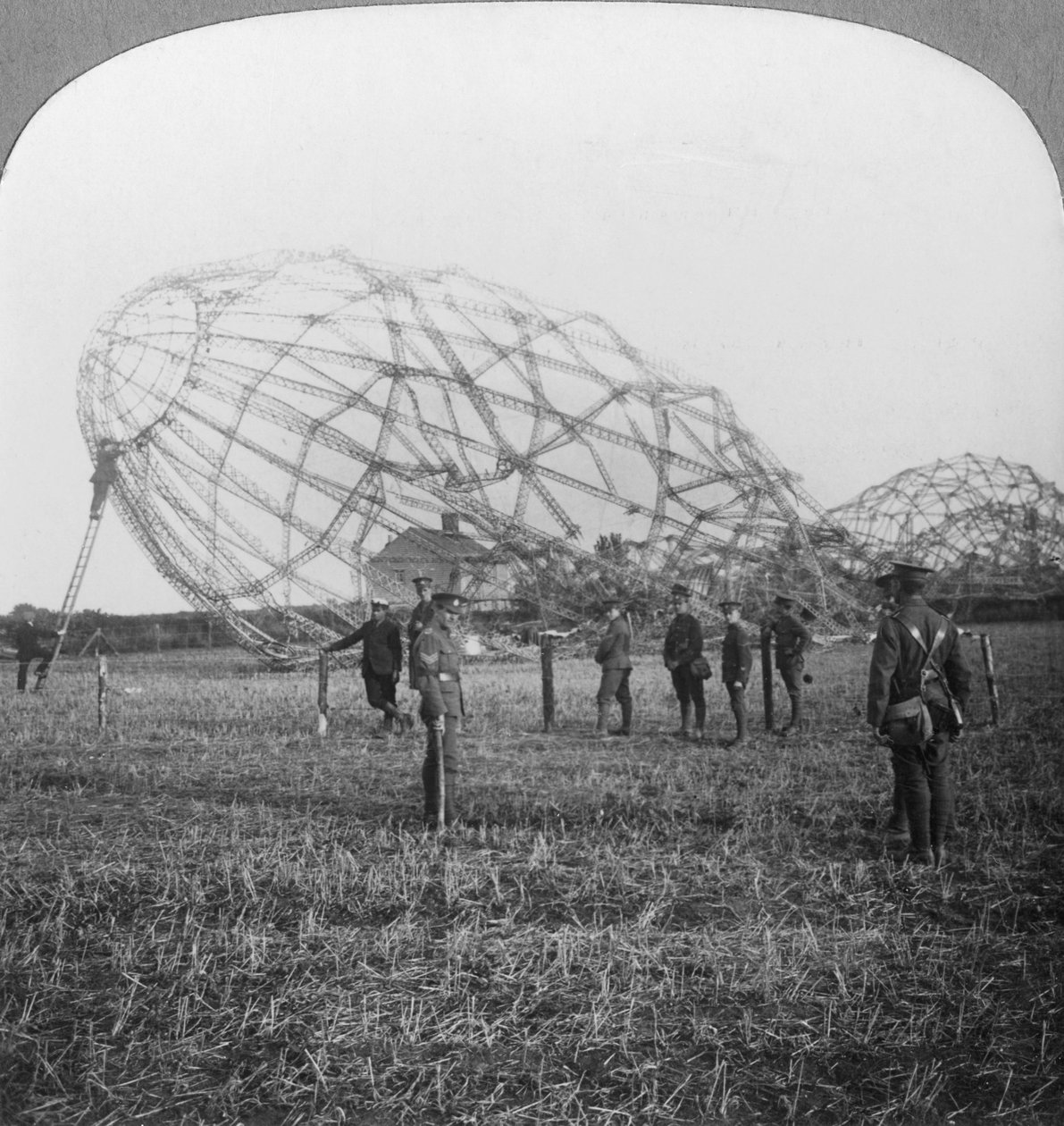 Zeppelin abbattuto vicino a Colchester, Essex, Prima Guerra Mondiale, 1916 da Realistic Travels Publishers