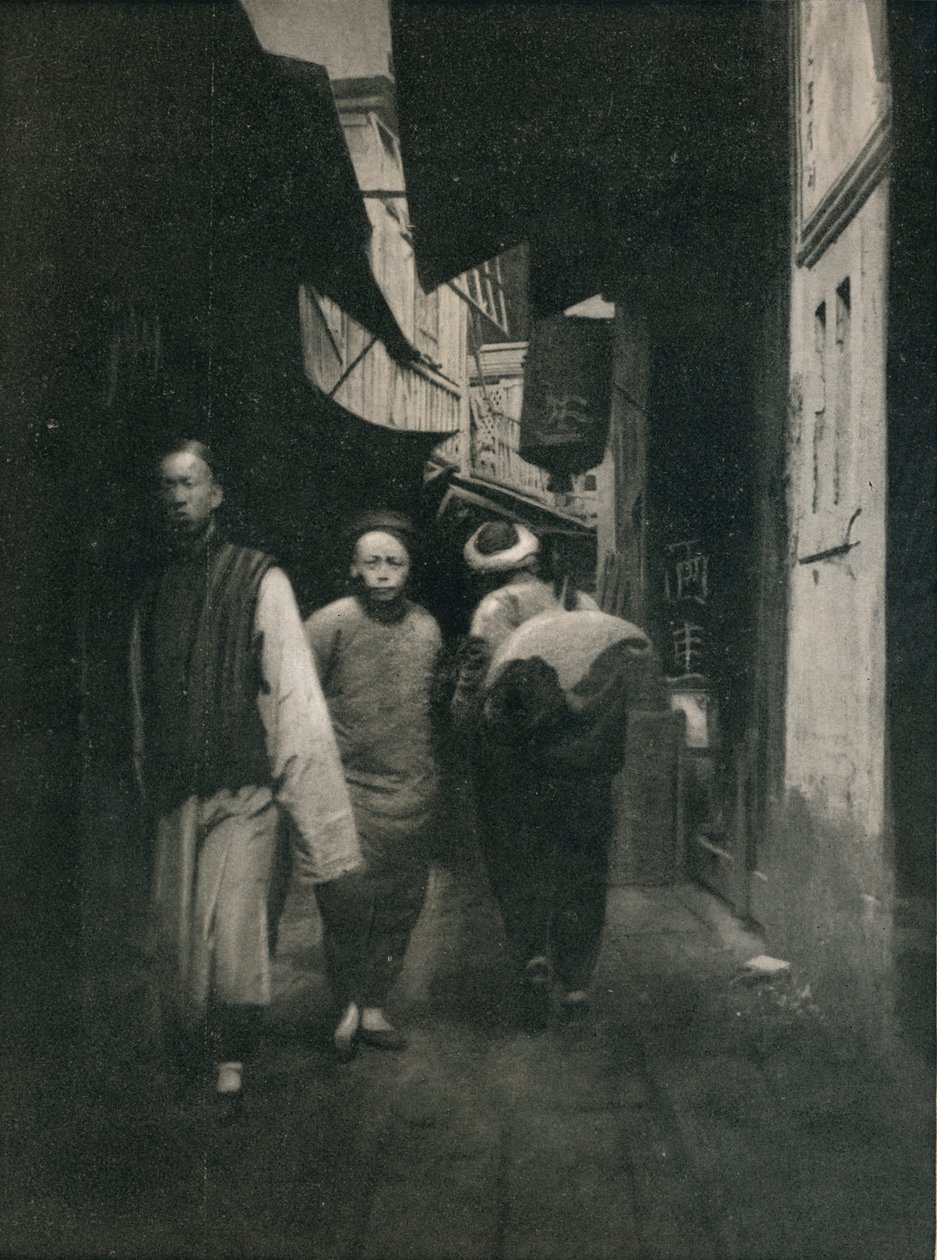 Una strada in Cina, c1927, 1927 da Reginald Belfield