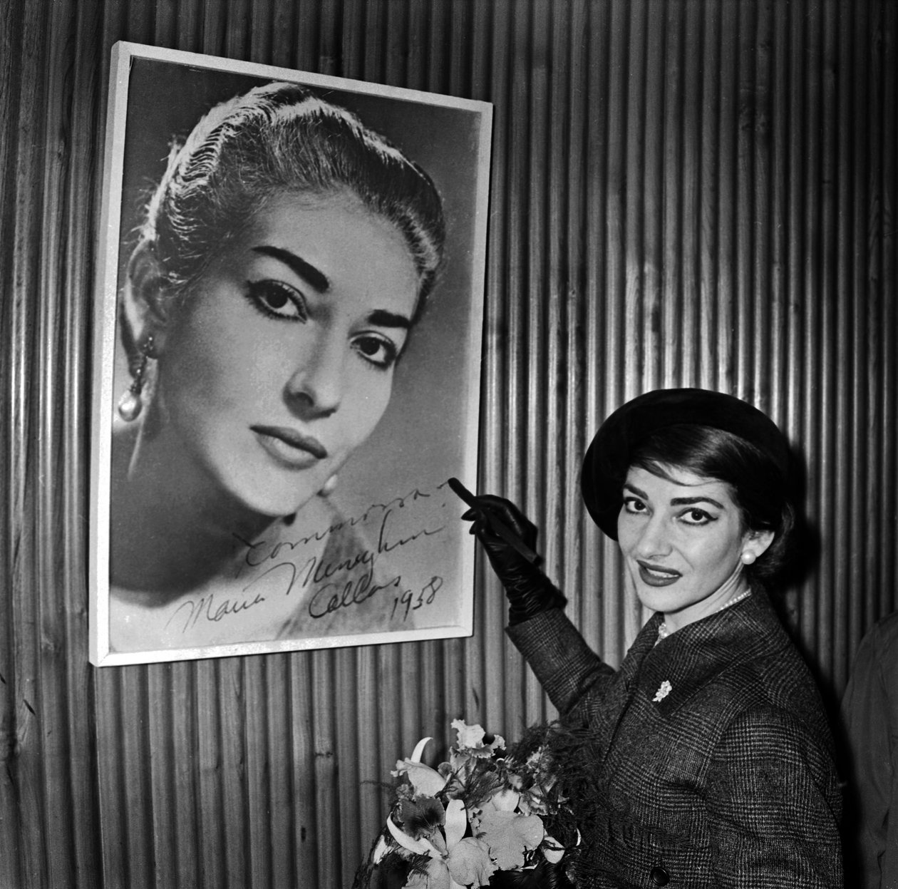 Il soprano Maria Callas autografa un suo poster all