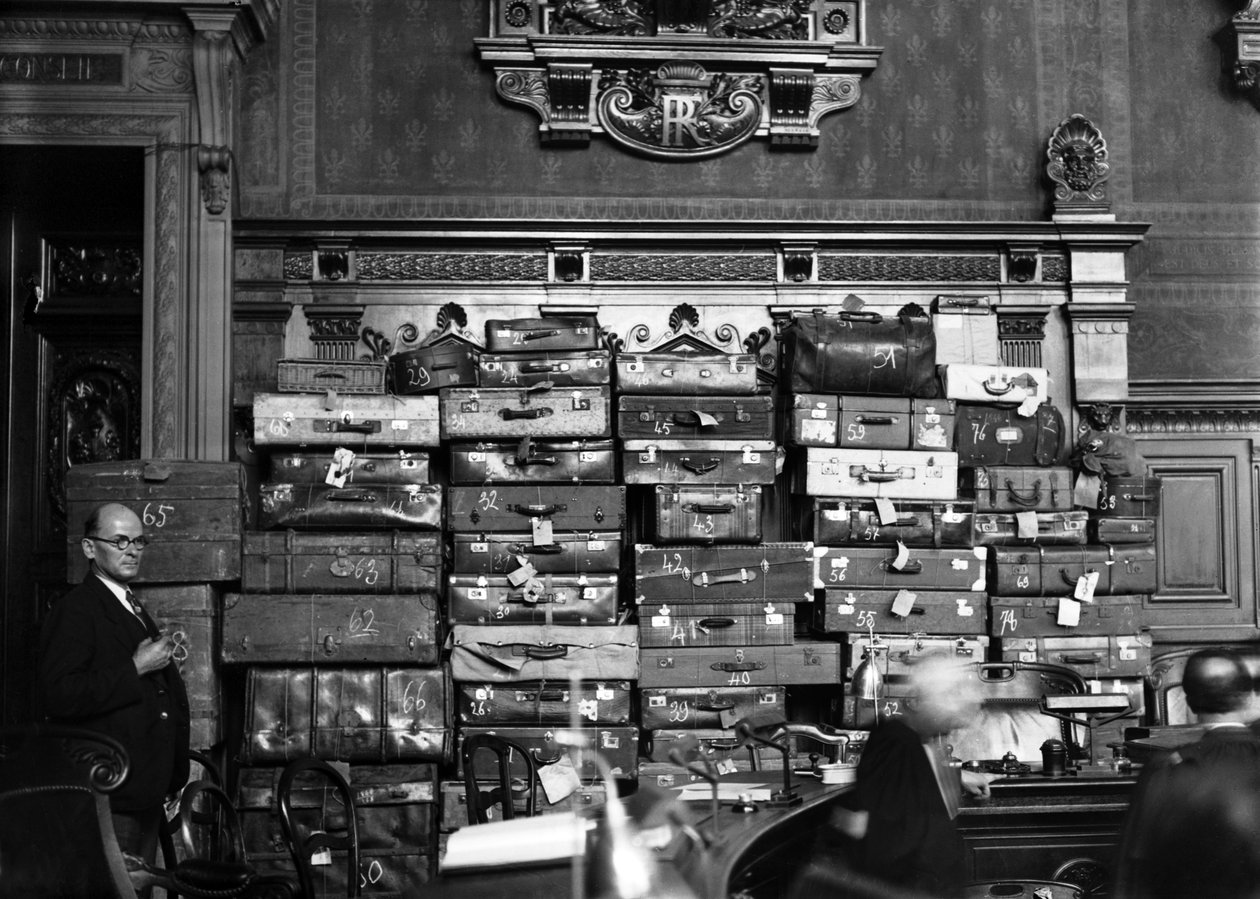 Processo al medico Marcel Petiot (serial killer) marzo 1946: Marcel Petiot al banco degli imputati, sullo sfondo: le valigie e i bauli in cui riponeva gli oggetti di valore che rubava alle sue vittime.) da René Saint Paul