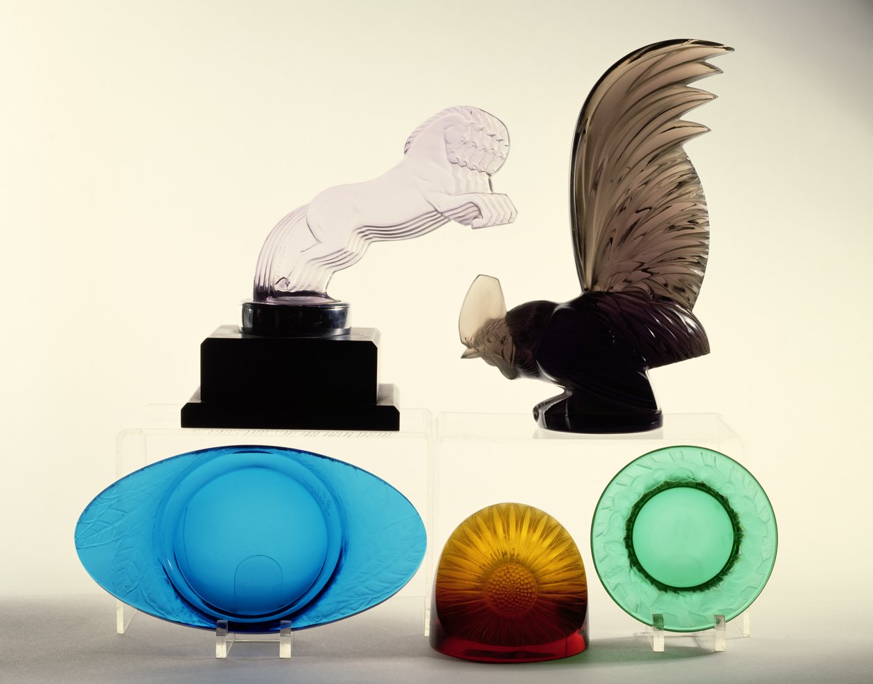 Mascotte per auto, posacenere e un fermacarte (vetro) da Rene Jules Lalique