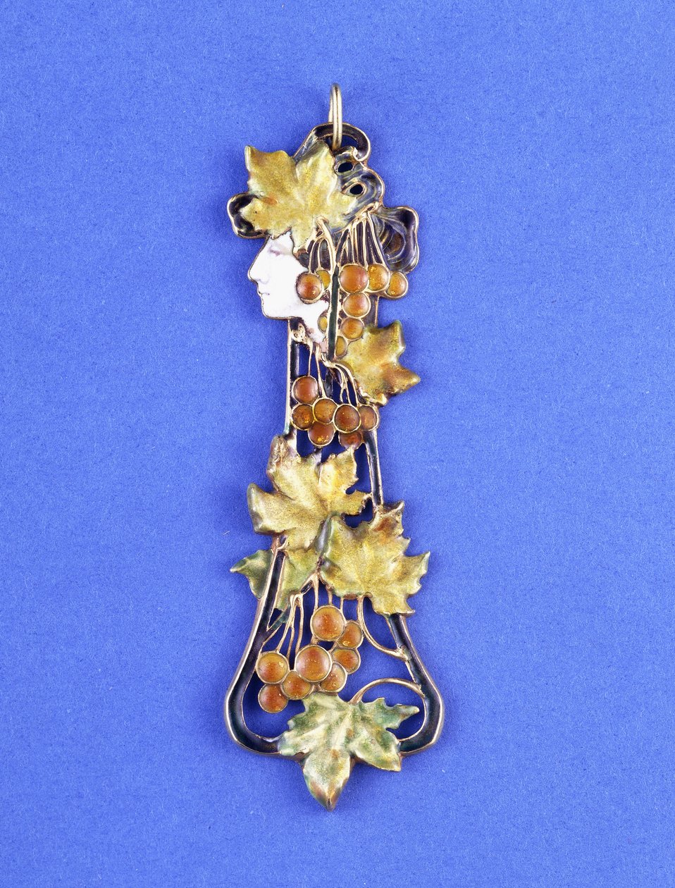 Un pendente di Lalique, formato come una testa di fanciulla in stile Art Nouveau, c.1900 da Rene Jules Lalique