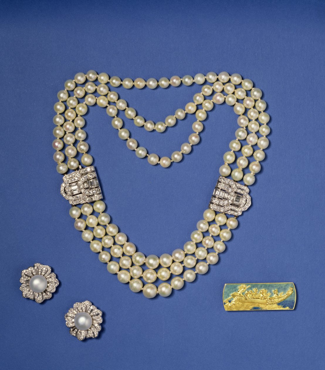 Selezione di gioielli di perle: collana di perle a tre fili con fermagli di diamanti; orecchini di perle coltivate a forma di bottone del Sud Pacifico; spilla in oro e smalto di Lalique, c.1900 da Rene Jules Lalique
