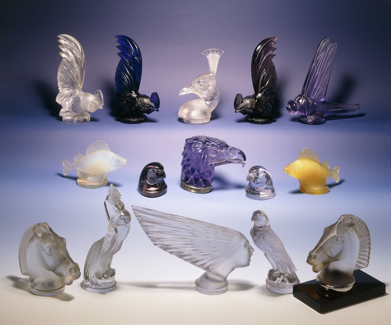 Varie mascotte di vetro per auto (uccelli, pesci, cavalli e una testa umana) da Rene Jules Lalique