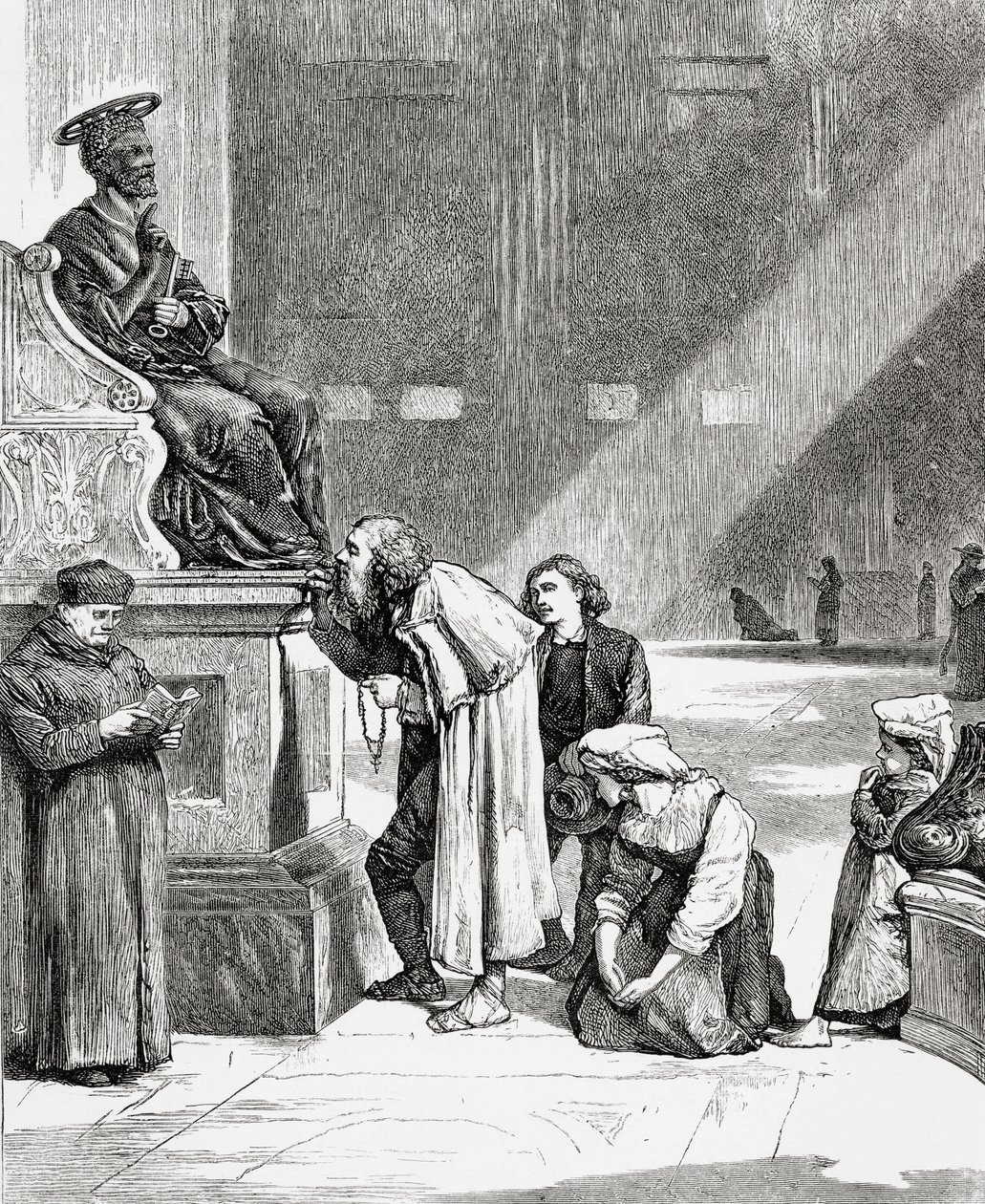Persone che baciano i piedi della statua di San Pietro all