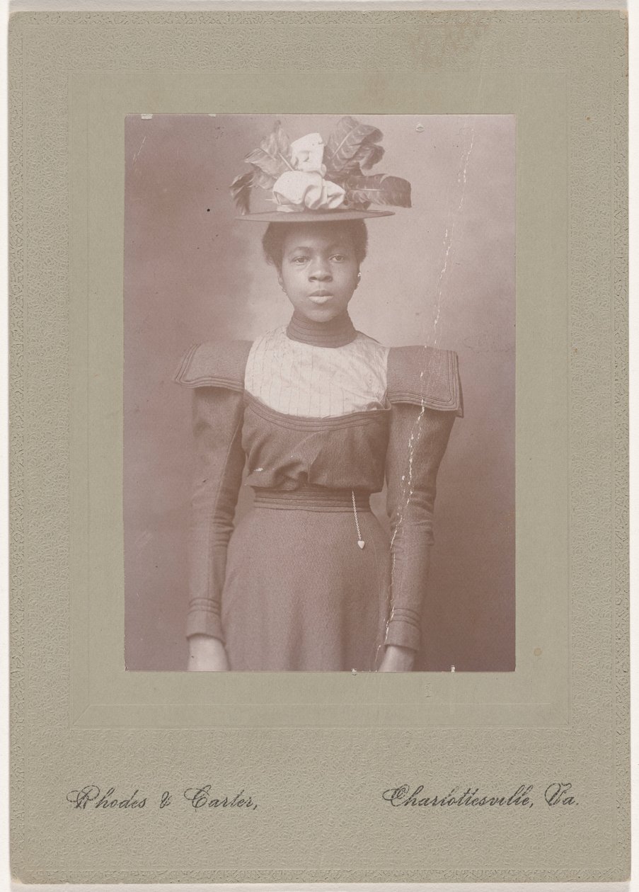 Ritratto di donna, c. 1910 (foto) da Rhodes & Carter